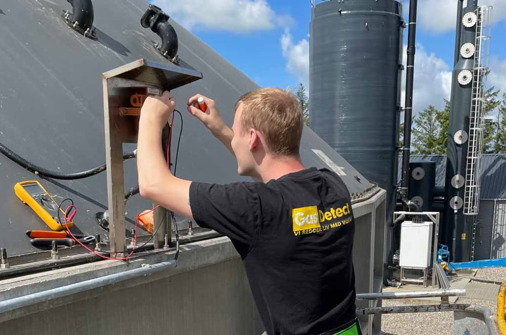 Hos GasDetect fokuserer vi på hele værdikæden i gasdetektering og alarmering. Vi sælger ikke kun gasdetektorer – vi sælger viden. Du får ikke en gasdetektor, før vi har afklaret, hvad den skal bruges til, hvordan I skal bruge den og krav til vedligeholdelse.