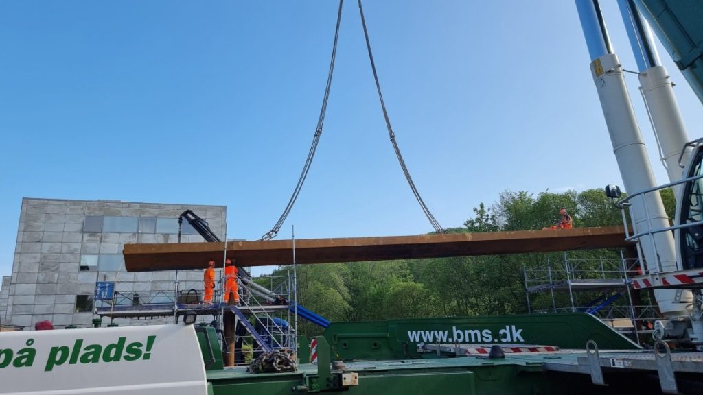 CG Jensen monterer Vejles svar på Cykelslangen