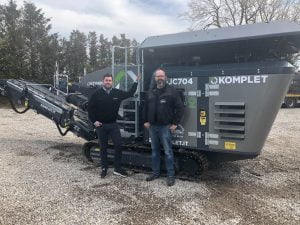 Lutze Process Denmark har netop leveret en helt ny mobil knuser af mærket Komplet, model K-JC 704, til Stevns Entreprenørservice. Fra venstre Business Development Manager Danny Mylting, Lutze Process Denmark og indehaver Frank Larsen, Stevns Entreprenørservice