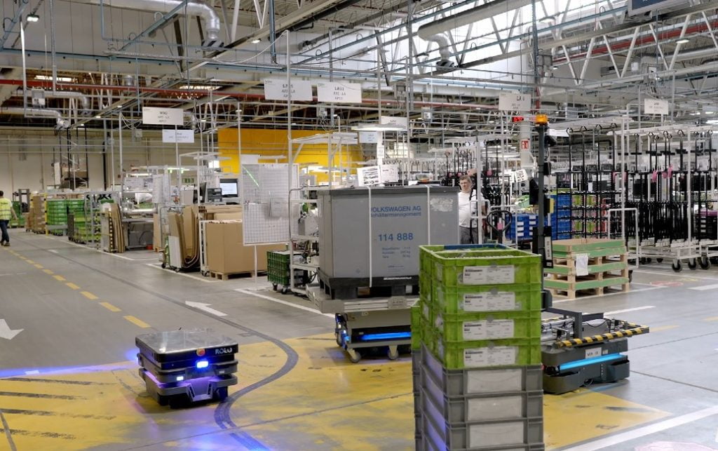 Mobile robotter er kendt for mange mindre opgaver, lige fra den mobile robotplæneklipper, til robotter der udfører intern transport i forskellige sammenhæng.