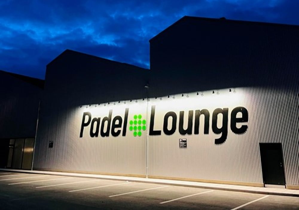 Valget faldt på green:ID LED skilte-projektører til nyt padelcenter i Aalborg
