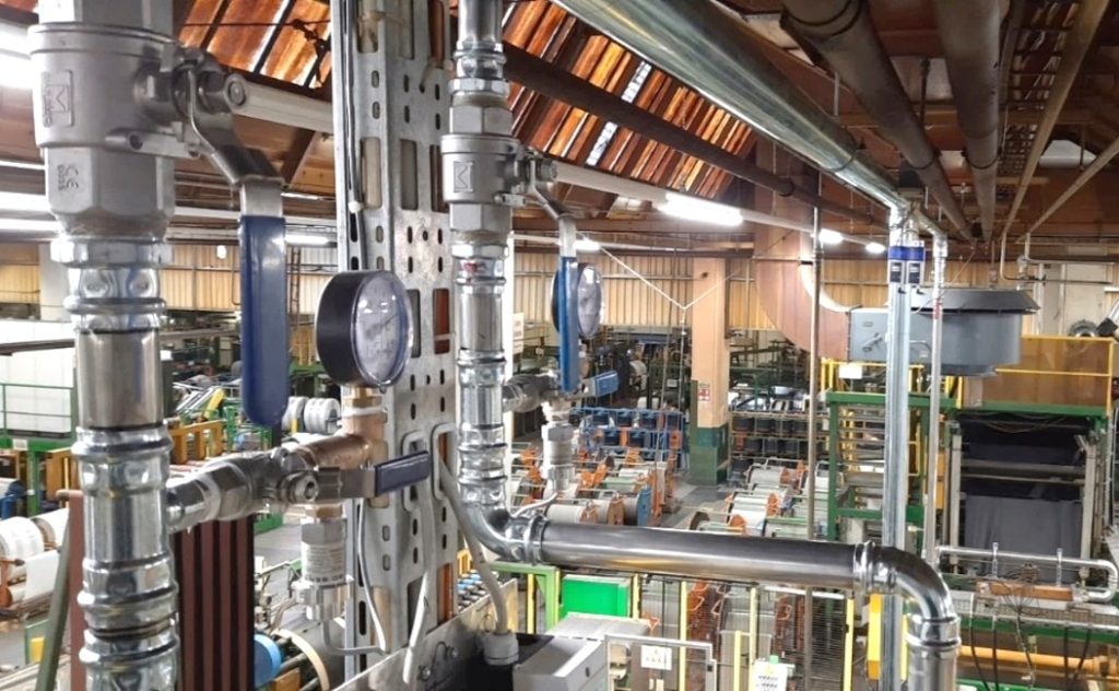 Rørsystem til vakuumforsyning af skæremaskinerne hos Continental Reifen Deutschland GmbH.
Foto: Busch Vacuum Solutions