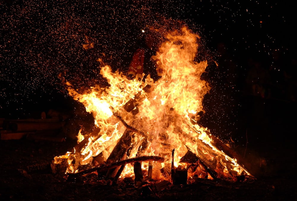 Tørken betyder, at en brand spreder sig lynhurtigt. DBI bakker op om afbrændingsforbuddet og giver gode råd til, hvordan man undgår brand i det knastørre sommerland.