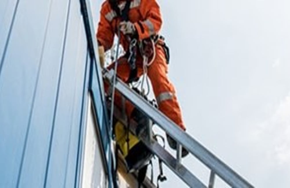 Vi tilbyder at udføre det lovpligtige eftersyn på alle typer stiger.