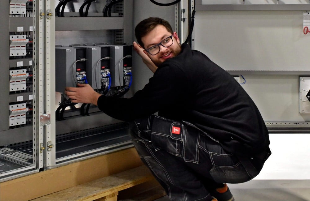 SystemTeknik er blandt landets førende producenter med mere end 65 års erfaring med at producere eltavleløsninger til alle brancher, og leverer både i ind- og udland.