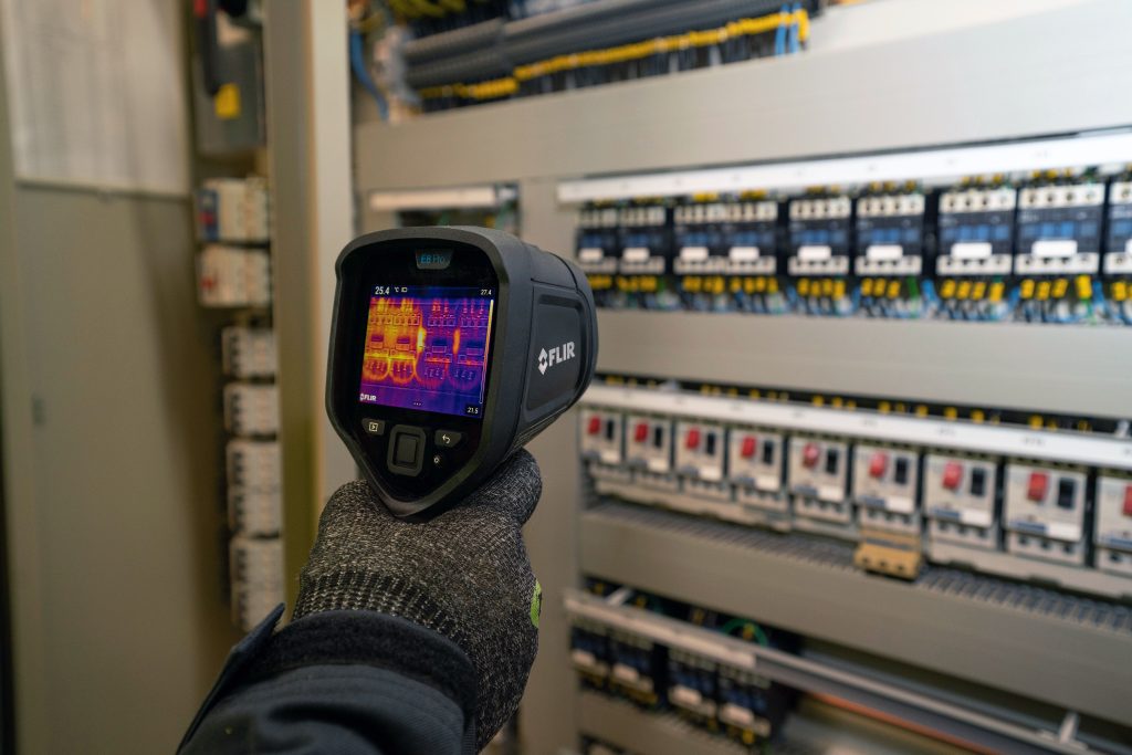 
FLIR E8 Pro har indbygget support for FLIR Ignite™, som er en gratis cloud-løsning, der giver mulighed for trådløs upload af billeder fra det termiske kamera til skyen, hvor billederne nemt kan redigeres, organiseres, gemmes og deles.

