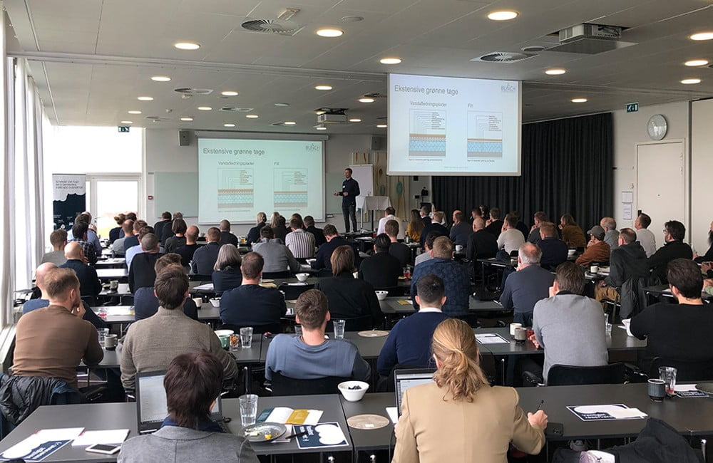 Bag konferencen står tagpapproducenter Phønix Tag Materialer, der har samlet nogle af Danmarks førende eksperter, der typisk har skrevet branchens bøger, anvisninger og vejledninger på området.