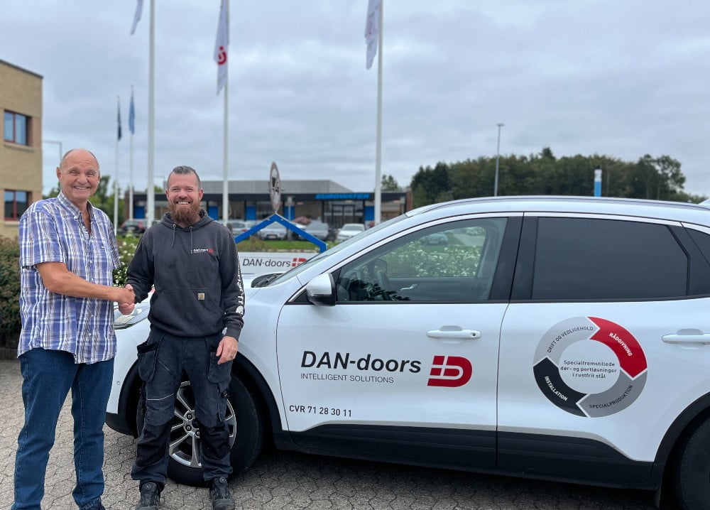 Byd velkommen til DAN-doors’ nye montageleder, Daniel Petersen, som har overtaget titlen (og kasketten) efter John Sørensen, som har været montageleder siden 2012.
