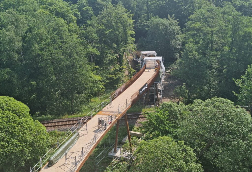 CG Jensen har monteret en flot bro hen over Grejsdalen i Vejle. Broen åbnede i starten af juli og er allerede nu et yndet besøgsmål. 