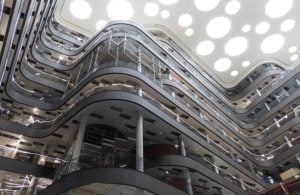 Når man træder ind i foyeren mødes man af et imponerende syn, hvor lamelpanelerne ved hver etage i en bølgende form giver æstetik og varme.