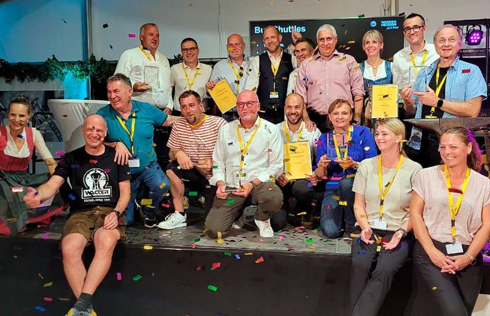 Special Award-vinderen, danske Stemas omgivet af de øvrige internationale prismodtagere ved jubilæumsfesten i Reichertshofen. Stemas-direktør Robert Kjærgaard i midten med det flotte trofæ.