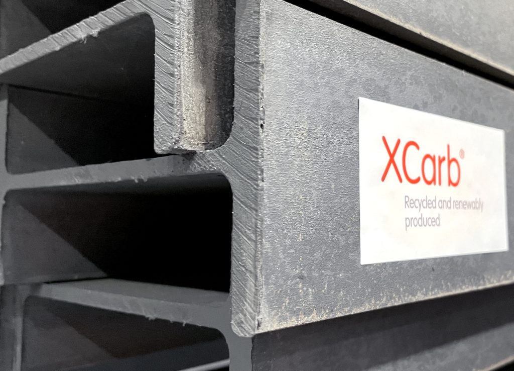 Råvaren til stålkonstruktionen med det lave CO2-aftryk går under navnet XCarb® og har fundet vej til det danske projekt gennem et tæt samarbejde mellem Give Steel og stålgrossisten Lemvigh-Müller, der sourcer stålet fra ArcelorMittal, verdens førende stål- og mineselskab