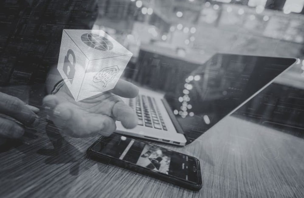 Cybersikkerhed er en central komponent i OT-sikkerhedsstrategien. Dette omfatter netværkssegmentering, firewall-beskyttelse, intrusion detection-systemer og andre teknologier, der er designet til at forhindre cyberangreb og beskytte følsomme OT-data. Da produktionsmiljøet er i konstant udvikling, kræver cybersikkerhedskomponenten regelmæssig opdatering og tilpasning for at imødegå nye trusselsbilleder og sårbarheder.