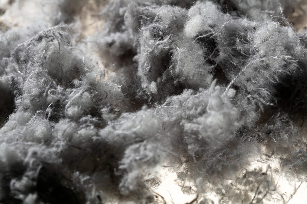 Tekstilaffald skal genanvendes til produktion af akustikmaterialer og pudefyld. Foto: Haack Recycling.