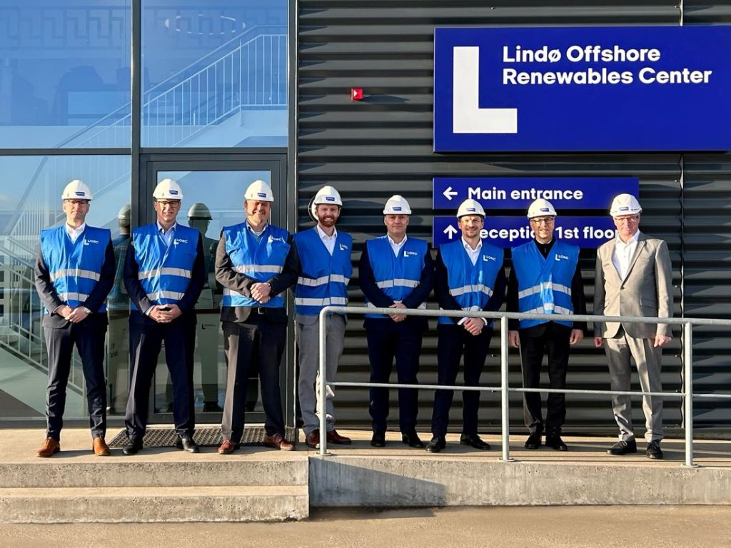 Verden mest kraftfulde testfacilitet til vindmøllehovedlejer bliver bygget på Lindø, Danmark. Schaeffler
samarbejder med LORC og R&D Test Systems: Jens Föcker, General Manager Schaeffler Denmark, Bernd
Endres, VP Regional Business Unit Wind, Schaeffler, Peder Lund Rasmussen, General Manager, R&D Test
Systems, Peter Winther, Key Account Manager, R&D Test Systems, Sascha Zaps, CEO Region Europe,
Schaeffler, Dr. Michael Pausch, CTO Industrial, Schaeffler, Dr. Stefan Spindler, CEO Industrial, Schaeffler,
Schaeffler, Torben Lorentzen, CEO LORC (fra venstre).