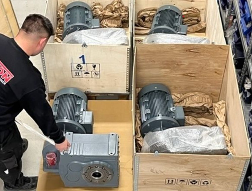 Jonas fik samlet 4 stk. Yilmaz fladgear DN673 Ø70 med kassettetætninger, monteret med ELK 11kW motorer, til en heavy-duty applikation.