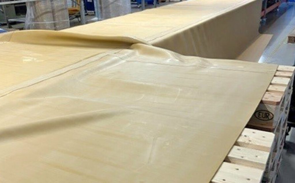 Gummimembran længere end en badmintonbane