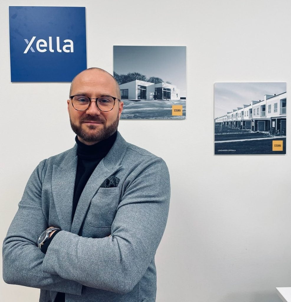 "Hvis vi ikke bygger med materialer, der er bedre egnet til at regulere og udligne temperaturen, er der stor risiko for, at husholdningerne bliver nødt til at supplere med dyre køleanlæg bare for at opnå normale temperaturer i sommermånederne. Det er dårligt for både klimaet og pengepungen," siger Joakim Wandegren, Head of Technical & Sustainability Scandinavia hos Xella. 