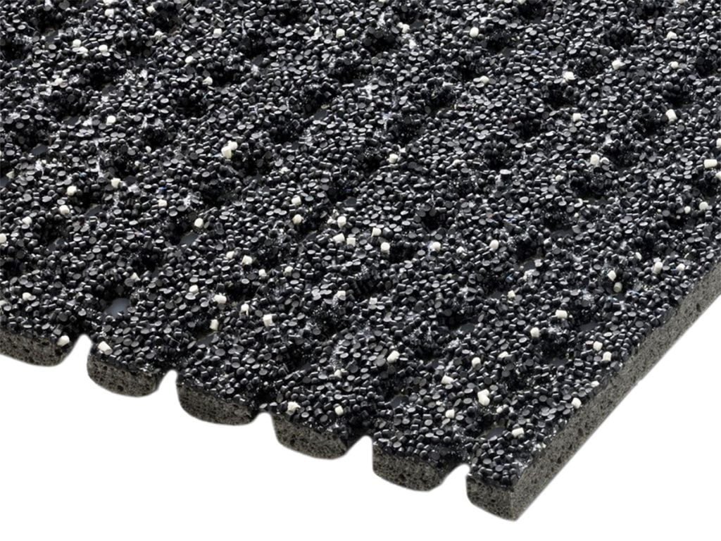 Sikkerhedsmåtte til udendørs brug. Denne skridsikre lange måtte i antracit fås i afkap mellem 1 og 10 meter.