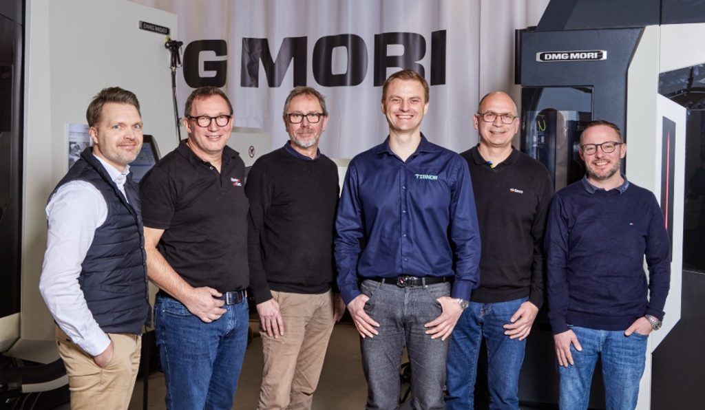 Sponsorerne for Industriteknikkerne ved DM i Skills 2024, var i går samlet for at underskrive aftalen hos DMG Mori i Fredericia. Fra venstre ses, Henrik Juncker fra DMG Mori, Lars Bundesen fra Cimco, Henning Michelsen Hansen fra Industriens uddannelser, Ulrik Kirk Boesen fra Tibnor, Henrik Mathiasen fra Seco Tools og Simon Bunde fra Schunk Intec A/S. Foto: Fotograf Helle S. Andersen 