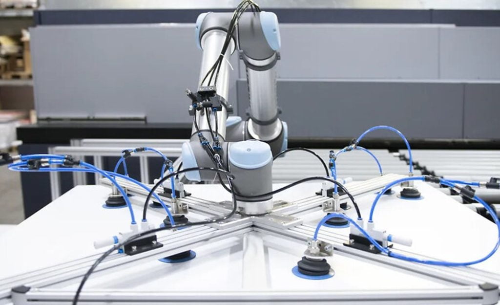 Hos Trykkerivirksomheden InPrint A/S har en UR10-robotarm hjulpet med at mindske ventetid i produktionen, forbedre arbejdsmiljøet og frigive kapacitet på hele 150 timer i løbet af fire måneder.