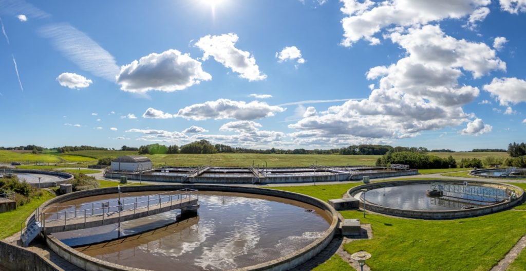Der er blevet etableret et rensetrin på Hjørrings Renseanlæg, som kan behandle forurenet vand fra forskellige punktkilder, inden vandet blandes med det øvrige spildevand. Foto: Hjørring Vandselskab