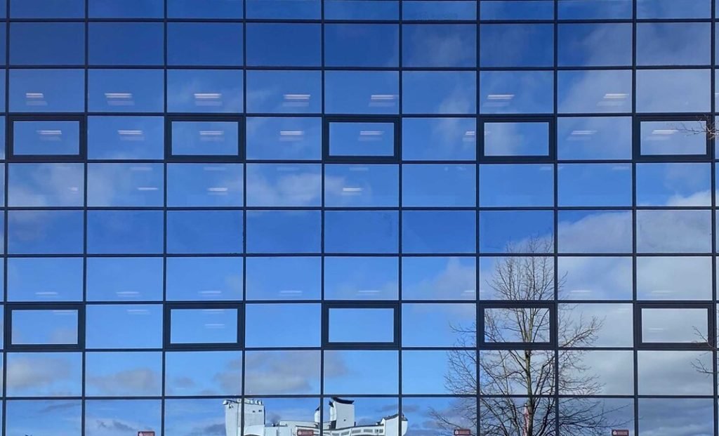 Stickfacader eller semi-unitized facader forener det bedste fra pladsbyggede og præfabrikerede elementer, hvilket skaber en harmonisk balance mellem æstetik og funktionalitet.