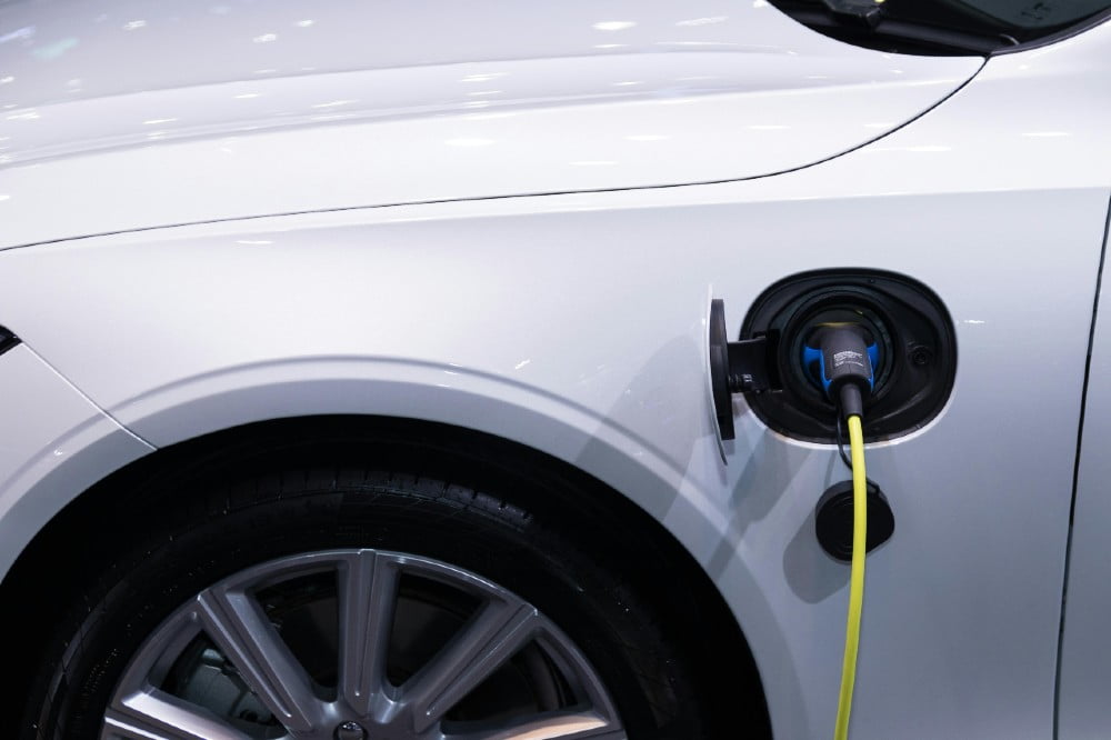 Dette billede illustrere El vs. hybrid? Biltorvet ser på forskellen