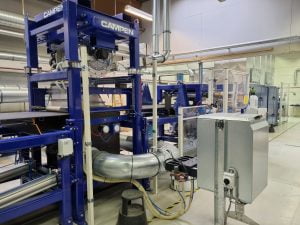 Newtronic designede en løsning bestående af to store 100 kW varmelegemer med tilhørende styretavler bygget op med Eurotherm power controllere for en korrekt regulering af temperaturen i forhold til ønsket om at holde en konstant temperatur på 140°C. 