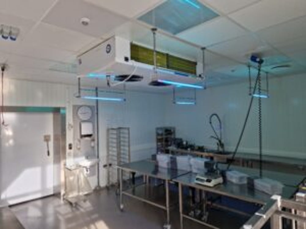 NATDIS - Høj fugtighed i storkøkken og kølerum kan med UVC lamper sikres mod udfordringer med indeklima.