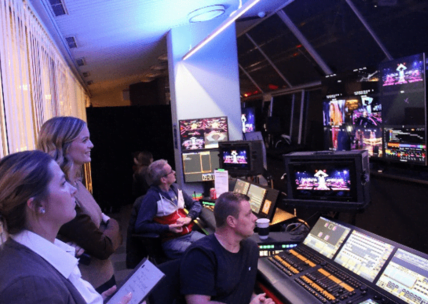 X Factor-produktionen gennemgås i forbindelse med en Green Film-certificering, og her er Cathrine og Miina på besøg ved lyspulten.