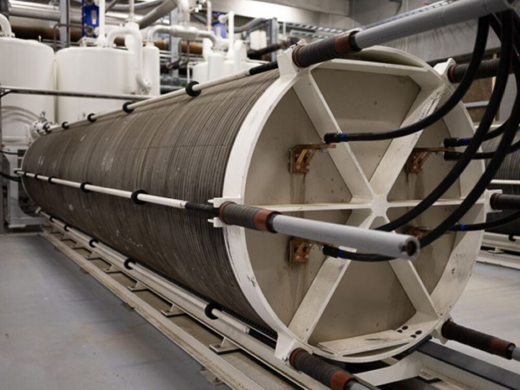 Elektrolyse stak med tanke i baggrunden