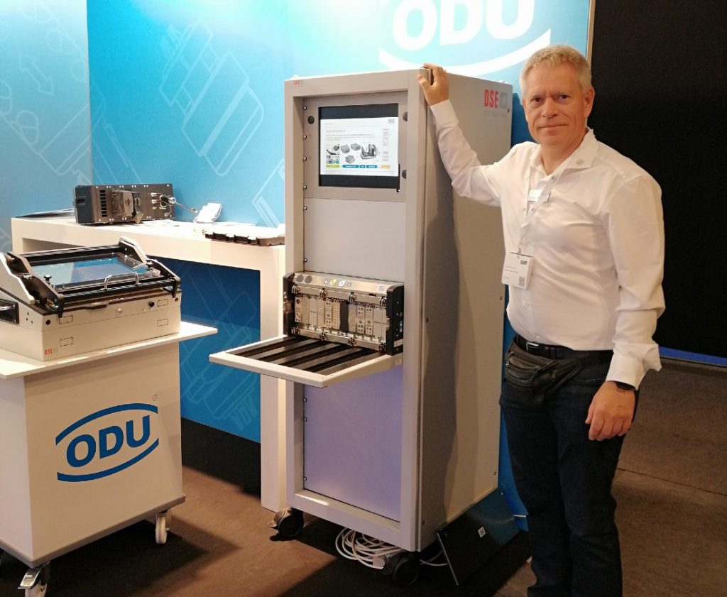 På E-22 demonstrerede Kenneth Pedersen, regional salgschef hos ODU, det store ODU-MAC Black-Line interface til end-of-line test. På elektronikmessen i år vises en ny kompakt version