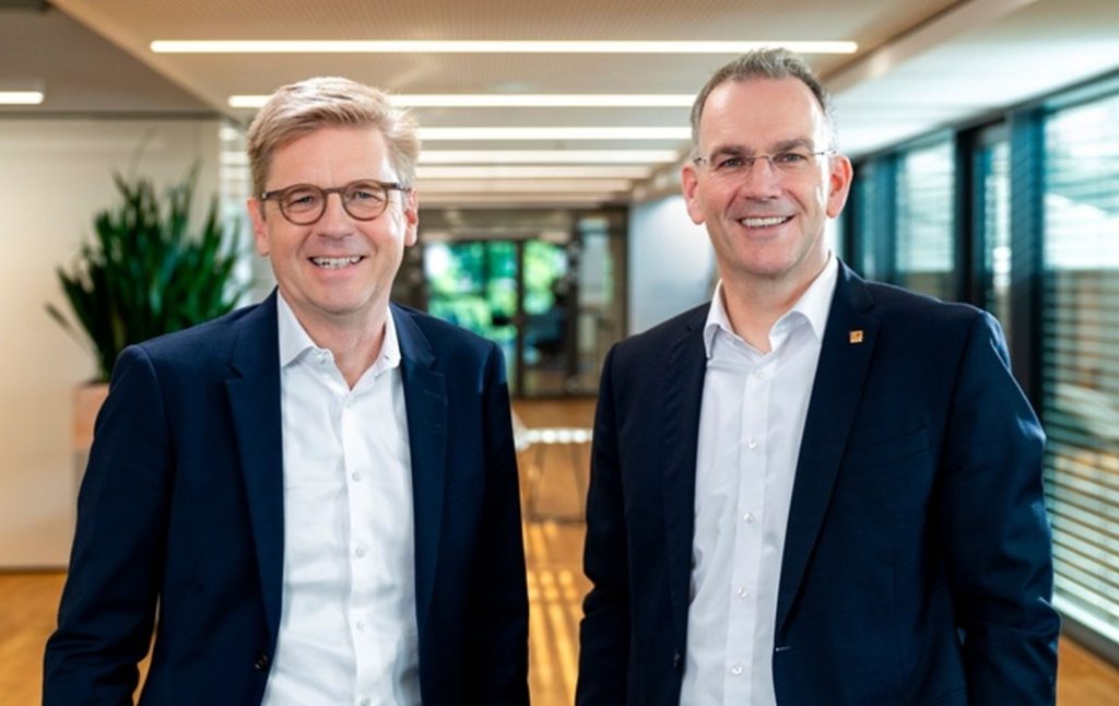 Dr. Mats Gökstorp (til venstre), bestyrelsesformand hos SICK AG, og Dr. Peter Selders, CEO for Endress+Hauser Group.