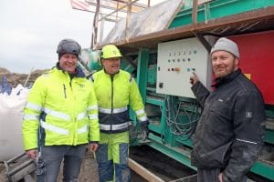 Carsten Johansen (tv) etablerede sammen med Lars Møllegaard Pedersen (i midten) Dansk Anlægsteknik ApS i 2021. De ses her sammen med værkfører Torben Christensen (th) fra virksomheden JRMS, der her bygget anlægget, som danner rammen om den patenterede jordbehandlingsmetode.