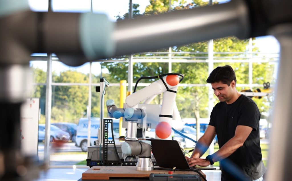 Odense Robotics - Cybersikker produktion - Sushant vil hindre robotter fra at blive hacket