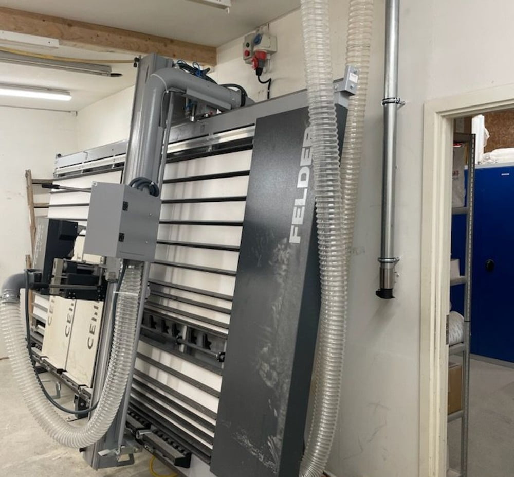 Nyt udsugningsanlæg etableret for afsugning af skærestøv fra lodretstående pladesav. Anvendes til skæring af cembritplader for beklædning af præfabrikerede bygningsmoduler.