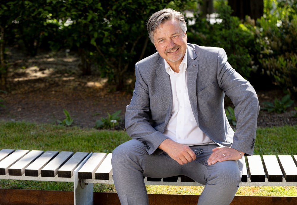 Walther Heger, managing director for ZEISS Nordics gennem 28 år, har valgt at sætte punktum for en imponerende og usædvanlig erhvervskarriere. Med udgangen af september afslutter Walther Heger en epoke på i alt 37 år for det verdenskendte firma og overlader lederrollen til Lena Edlund.