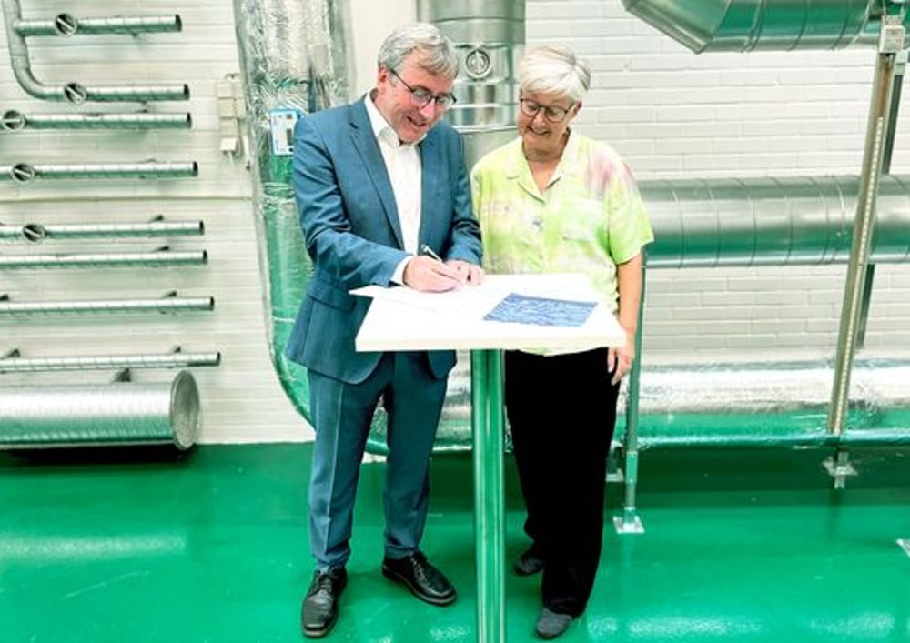 Direktør David Tveit, Teknologisk Institut og formand for Danvak, Ane Buch underskriver samarbejdsaftalen. Foto: Teknologisk Institut