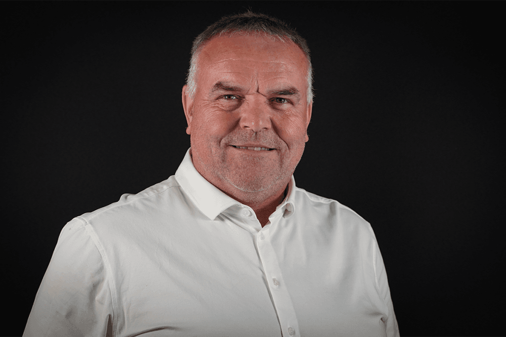 "Vi ser fjernvarme som en central komponent i den grønne omstilling, der ikke kun reducerer afhængigheden af fossile brændstoffer, men også sikrer en mere stabil og økonomisk energiforsyning til fremtidens boliger. Selvom udviklingen går i den rigtige retning, skal vi arbejde endnu hårdere for at sikre, at flere husstande kan få adgang til fjernvarme på kortere tid", udtaler John Østergaard, Sales Specialist hos Wavin.