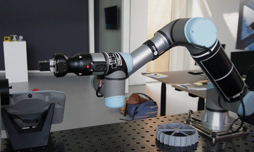 Robotarmen er iført et smart skin med to synlige touch display-paneler i højre side af billedet.