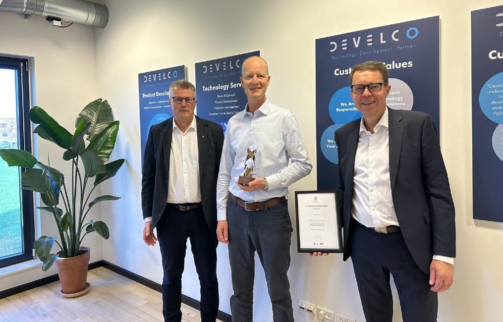 Erling Sørensen fra Spar Nord og Klaus Tvede-Jensen fra BDO overrækker erhvervsprisen Succesvirksomhed 2024 til CEO Jakob Bjerre