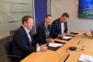 Her underskrives aftalen af Tina Masini Tarp, Market Area Manager i Alfa Laval (i m.) i selskab med CCO og divisionsdirektør for Hans Buch Industri, Rasmus Pedersen (tv.) og adm. direktør i Hans Buch, Martin de Feuth Jensen (th.). Foto: Hans Buch A/S