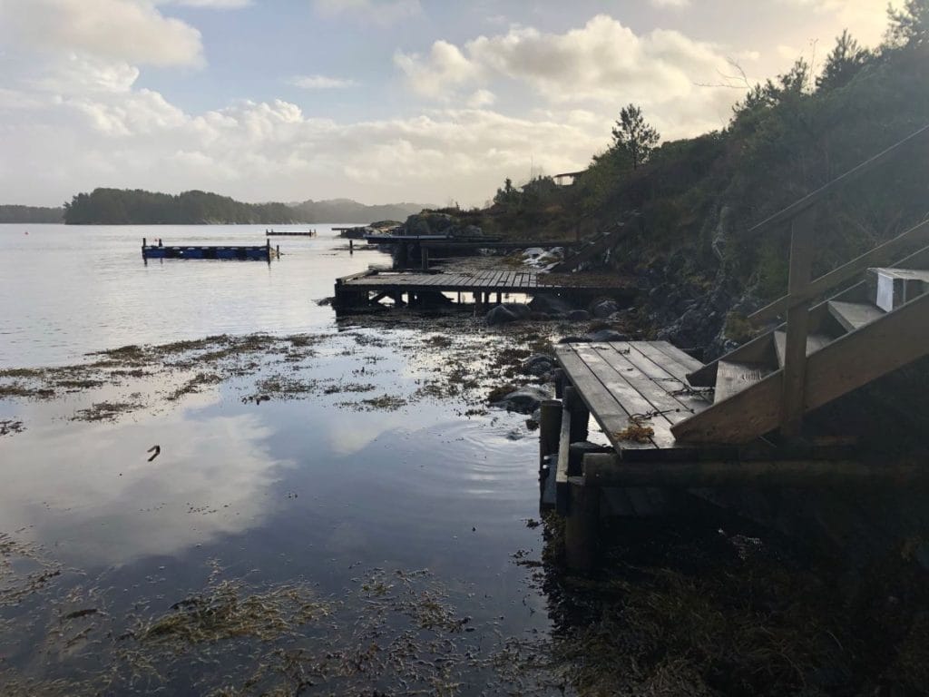 Robert Jørgensen, key account manager for Simpson Strong-Tie i det sydvestlige Norge, har testet to typer beslag, standard og ZPRO, under meget barske forhold på sin egen bro.