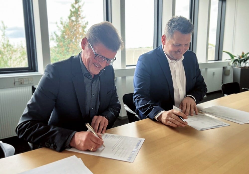 2.	Claus Poulsen (tv.), sales manager i HARTING Danmark (tv.) underskriver samarbejdsaftalen sammen med Martin de Feuth Jensen (th.), adm. direktør i Hans Buch.
