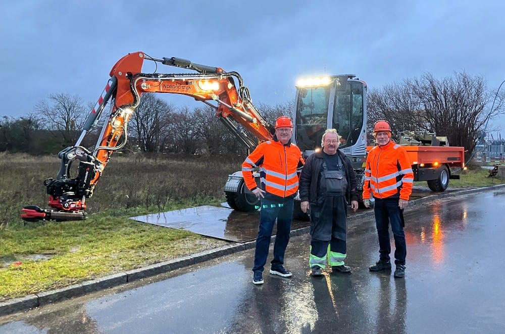 Hvem er maskinfører på Nordkystens nye Wacker Neuson EW65? Dette er manden – slet og ret. Her i midten flankeret af lageransvarlig Bjarne Ellebæk Gastel til venstre og maskinchef Stig Lippold til højre.