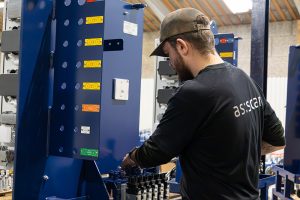 En tekniker hos AS SCAN samler omhyggeligt hydrauliksystemet på et Turner Gear og sikrer, at alle detaljer lever op til vores høje kvalitetsstandarder før levering.