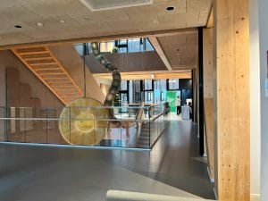 Arkitekten ønskede brandløsninger, der var diskret integreret i bygningens design. Derfor er den øverste del af rammen skjult i loftet, mens sideskinnerne er malet i samme sorte farve som vindues- og dørrammerne, så de falder naturligt ind i helheden.