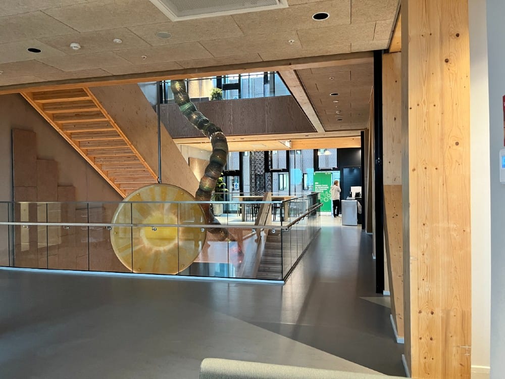 Arkitekten ønskede brandløsninger, der var diskret integreret i bygningens design. Derfor er den øverste del af rammen skjult i loftet, mens sideskinnerne er malet i samme sorte farve som vindues- og dørrammerne, så de falder naturligt ind i helheden.