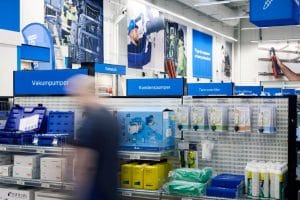 Ahlsell får køleteknik og kølemidler på hylderne i seks af sine håndværkerbutikker, nemlig Odense, Holstebro, Sønderborg, Åbyhøj, Vallensbæk og Aalborg. Herudover har Ahlsell en specialiseret køleteknikbutik i Kolding.